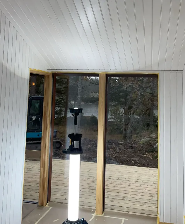 Ljust uterum med vitmålad panel och tak